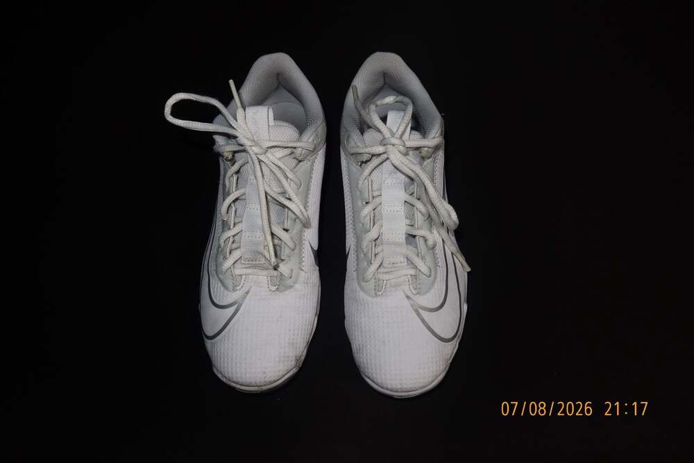 Nike Vapor Edge Shark 2 Football Cleats (Grade School Size 5Y)
